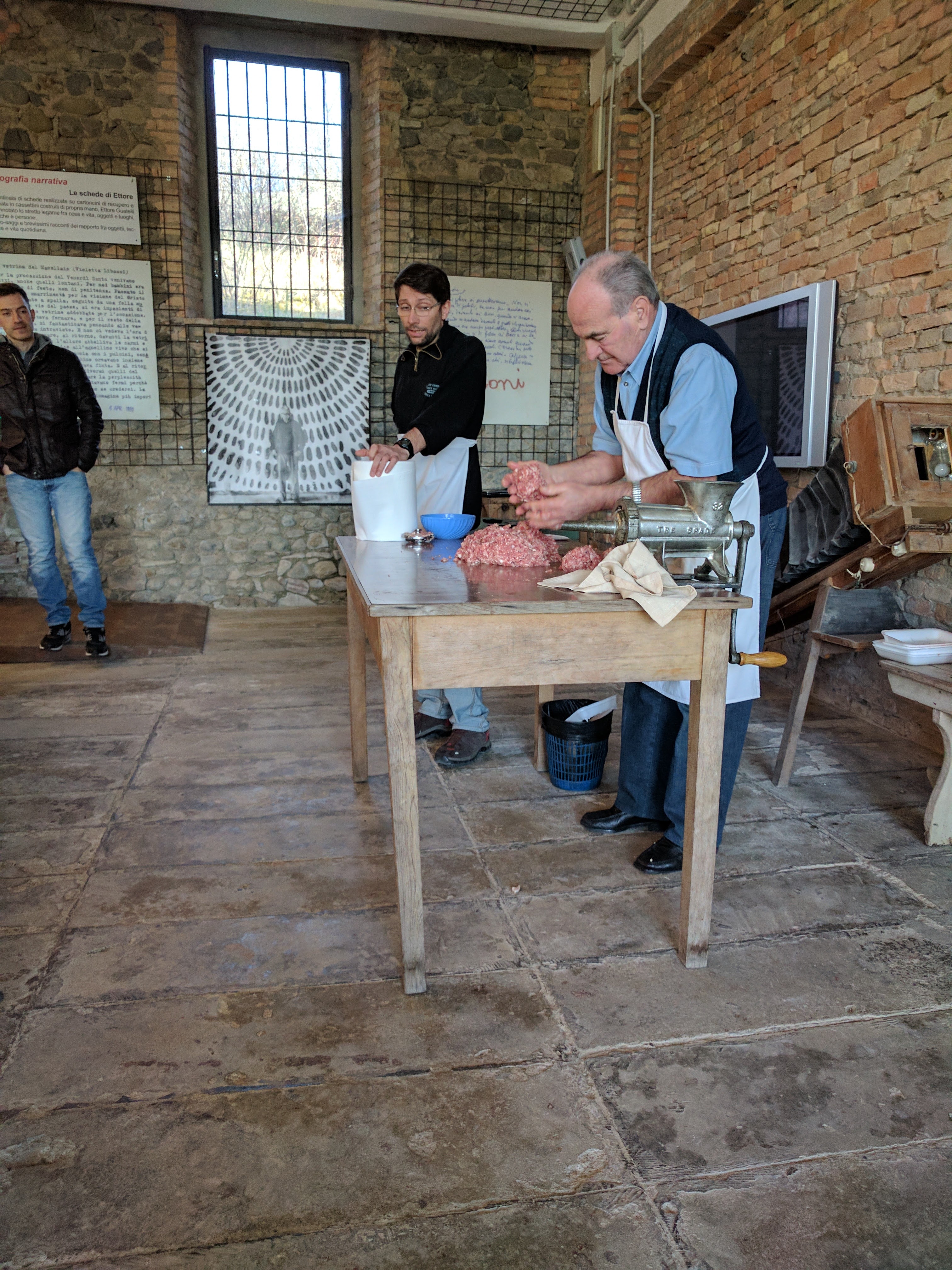 L'impasto viene ora preparato per essere insaccato: viene suddiviso in palline regolari che potranno essere inserite più facilmente nella macchina.