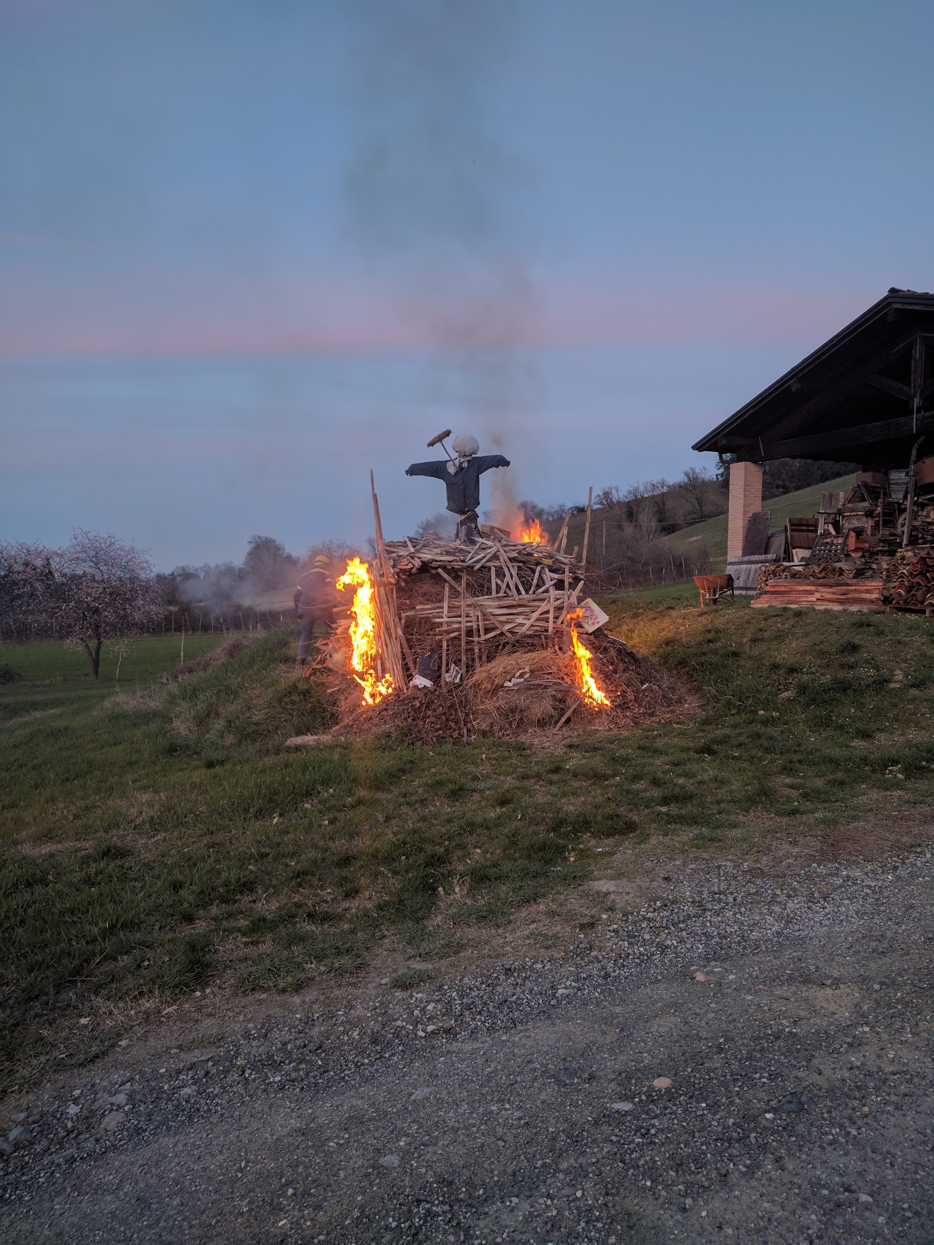 Il falò inizia ad ardere.