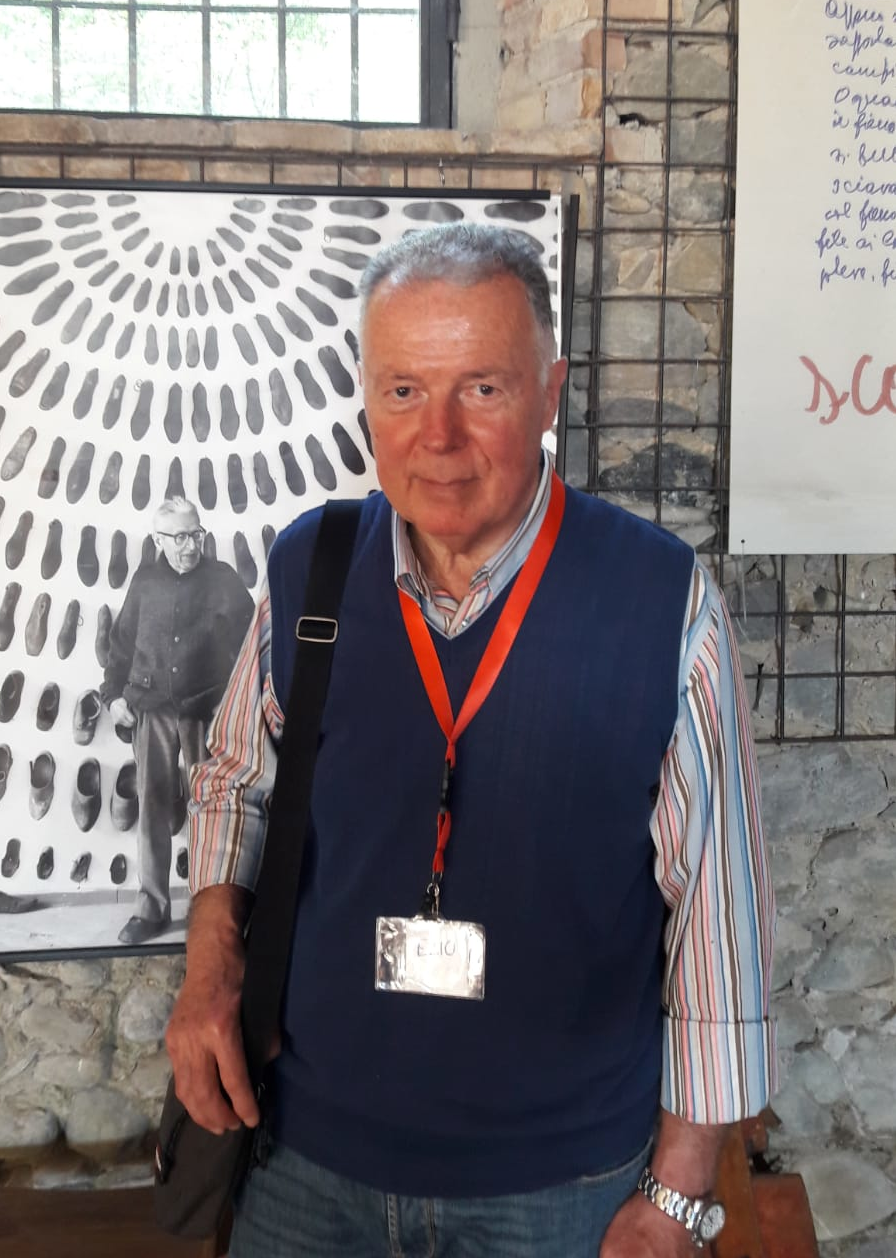 Ezio al Museo Guatelli, nel 2019, davanti alla foto di Ettore; la foto è stata scattata in occasione di una delle sue prime visite guidate. (Foto: Lino Abbati)